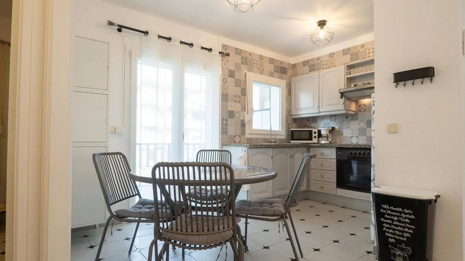 Apartamento L'Escala, 2 Dormitorios, 4 Personas - Es-325-9 Torroella de Montgrí España