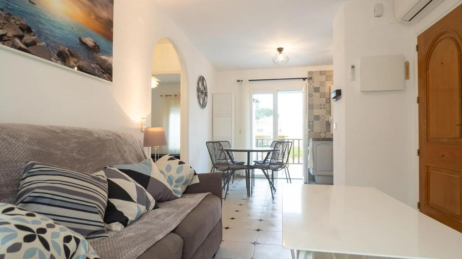 Apartamento L'Escala, 2 Dormitorios, 4 Personas - Es-325-9 Torroella de Montgrí 0*,  España